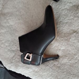 Vince Camuto size 7 booties